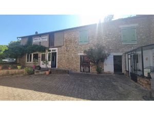 Maison de 200m2 avec plusieurs annexes sur un terrain de 2375 m2