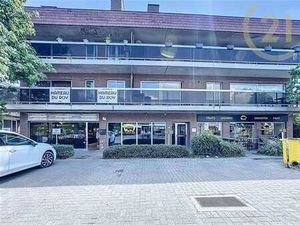 AXE FORT FREQUENTÉ - COMMERCE AVEC PARKING A LOUER