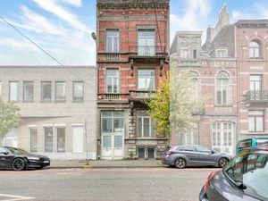 Une maison de rapport avec dépendances et cour