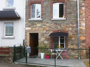 Jolie petite maison de village avec terrasse plein sud.