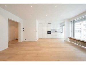 Non-meublé : appartement rénové et spacieux avec terrasse...