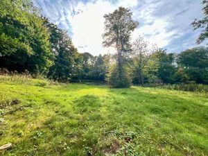 7 Fontaines  au bout d'une allée privée magnifique terrain.