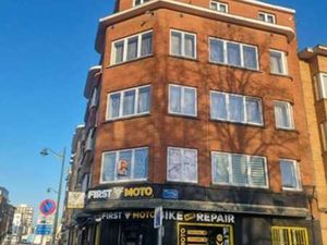 Commerce de coin - belle visibilité - 14 m de façade