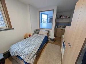 Chambre meublée dans une colocation fraîchement rénovée.