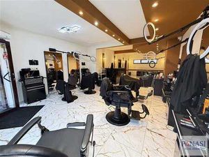Rez-de-chaussée commercial loué comme coiffeur