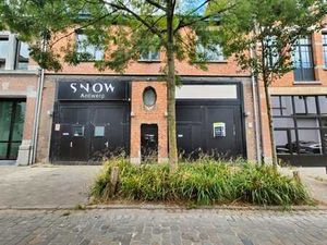 Bâtiment spacieux et polyvalent à emplacement exceptionnel