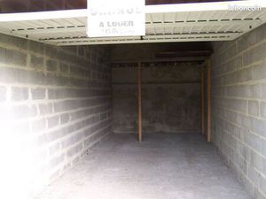 EU Grand GARAGE dans cour fermée-idéal stockage