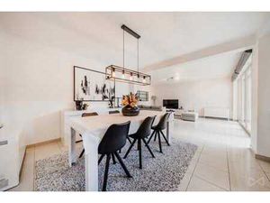 Rez-de-chaussée avec une grande terrasse et parking