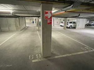 Emplacement de parking privatif pour voiture situé dans un g