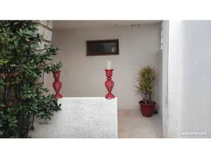 Studio meublé F2 (rez-de-chaussée) avec entrée indépendante & place de parking