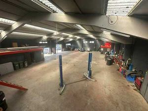 Spacieux Entrepôt - 1550 m2 + Bureaux