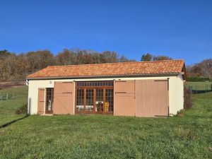 Logement d'été sur 2 700 m2 de terrain!