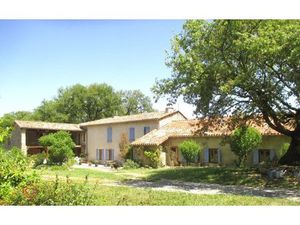 Vends propriété comprenant deux maisons  dépendances et piscine  au cœur de 8 hectares