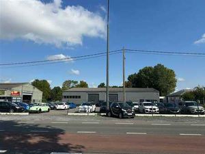 Spacieux Entrepôt Commercial - 1550 m2 + Bureaux