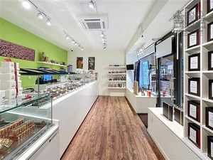 RUE XAVIER DE BUE - REZ COMMERCIAL AVEC LARGE VITRINE DE 6M