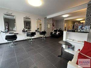 Rez-de-chaussée commercial loué comme coiffeur