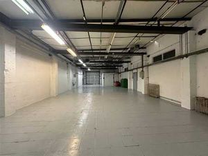 Spacieux Entrepôt - 330 m2 + Bureaux