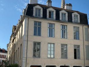 Bel immeuble pierre Pau hypercentre refait neuf loué et géré