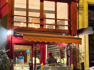 Local commercial tout commerce dont restauration idealement situe rue dancourt pied du sac