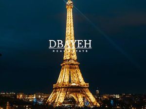 Envoûtement Eiffel : Un Balcon Suspendu sur la Ville