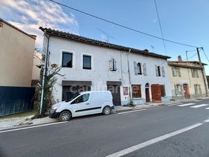 Ancien immeuble à rénover de 410 m² avec jardin et parking privatif – Larrazet (82)