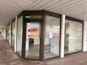 Local commercial – 34 m² – Rez-de-chaussée avec grande vitrine en angle