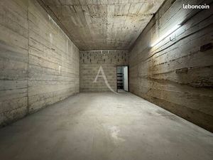 Parking/box 1 pièce 42 m²