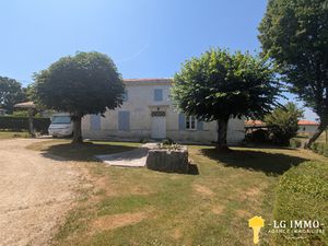 MAISON ANCIENNE 4 CHAMBRES  NOMBREUSES DEPENDANCES  JARDIN