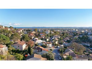 HYERES MONT SOLEIL : Maison d'environ 140 m2 sur 700 m2 de t