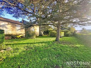 A Vendre Maison de Maître à rénover de 266 m² avec garages et jardin clôturé au centre de 