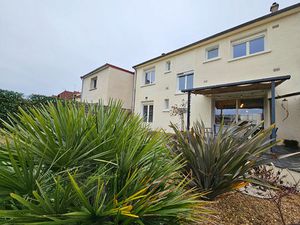 MAISON FAMILIALE RENOVEE 5 CHAMBRES JARDIN CLOS PROCHE CENTRE VILLE ECOLES COMMERCES