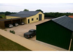 Vente locaux professionnels 100 m² à Saverdun (09700)  630 000 €