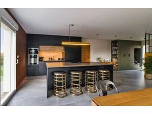 3 PIECES EST EN ETAGE 6m2 TERRASSE PARKING