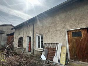 Pavillon de plain-pied de 75 m² à rénover  avec dépendances et jardinet clos