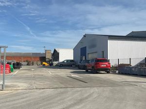 Local d'activité d'environ 554 m2 - zone commerciale Nord