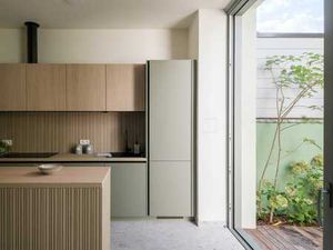 Maison de ville luxueusement rénovée avec une élégante terr