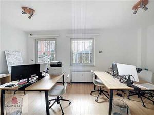 Top localisation! Bureau ideal pour profession linérale!