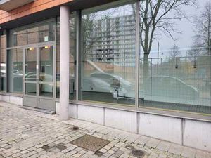 Commerce (73+ 11m²) dans un centre d’entreprises