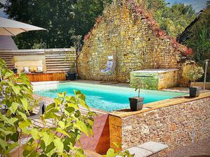 Ensemble Immobilier En Pierre Proche D'un Lac