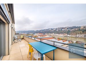 T5 Dernier étage avec terrasse vue Saône