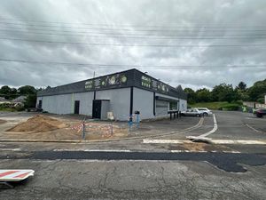 Réf 7692: Bâtiment à usage commerciale