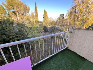 T1 dernier étage avec terrasse + parking -- Proche tram & cen