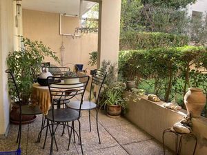 Deux-Pièces en rez-de-jardin avec terrasse et parking
