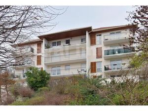 Centre ville avec balcon deux places de stationnement