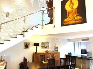 Maison principale de 5 pièces de 190 m2 sur un terrain de 2 020 m2 avec piscine et une mai