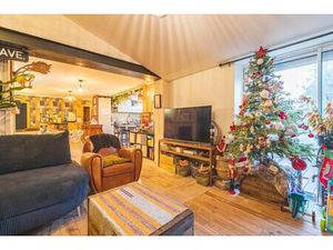 Maison en fond de jardin avec dépendances