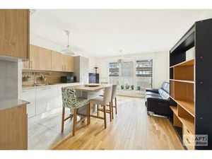 Quartier Delage-Bécon. 3 pièces récent avec grand balcon et parking.