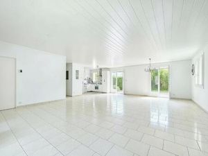 Belle pièce de vie lumineuse doté d'un poêle  3 chambres.