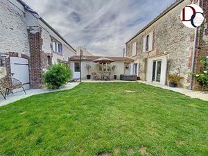 Maison ancienne avec beaux volumes et bureau indépendant