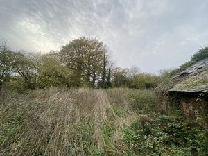 Petite bâtisse en pierres mitoyenne à rénover